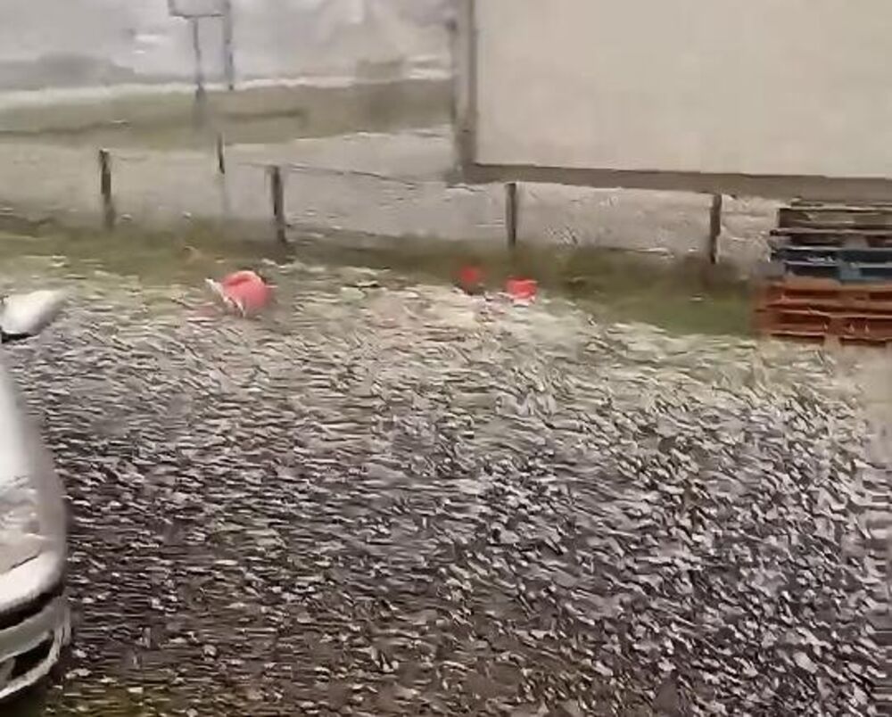 Grad veličine jajeta pogodio ovo mesto: Strašni prizori, uništeni krovovi, automobili, pomoćni objekti (VIDEO)