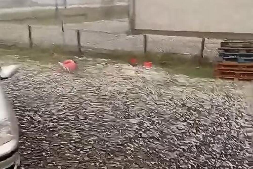 Grad veličine jajeta pogodio ovo mesto: Strašni prizori, uništeni krovovi, automobili, pomoćni objekti (VIDEO)
