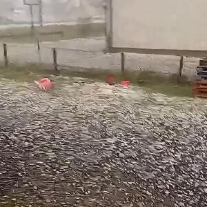 Grad veličine jajeta pogodio ovo mesto: Strašni prizori, uništeni krovovi, automobili, pomoćni objekti (VIDEO)