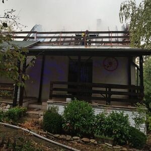 Grom udario u kuću kod Prokuplja: Krov u plamenu, vatrogasci na terenu (FOTO)