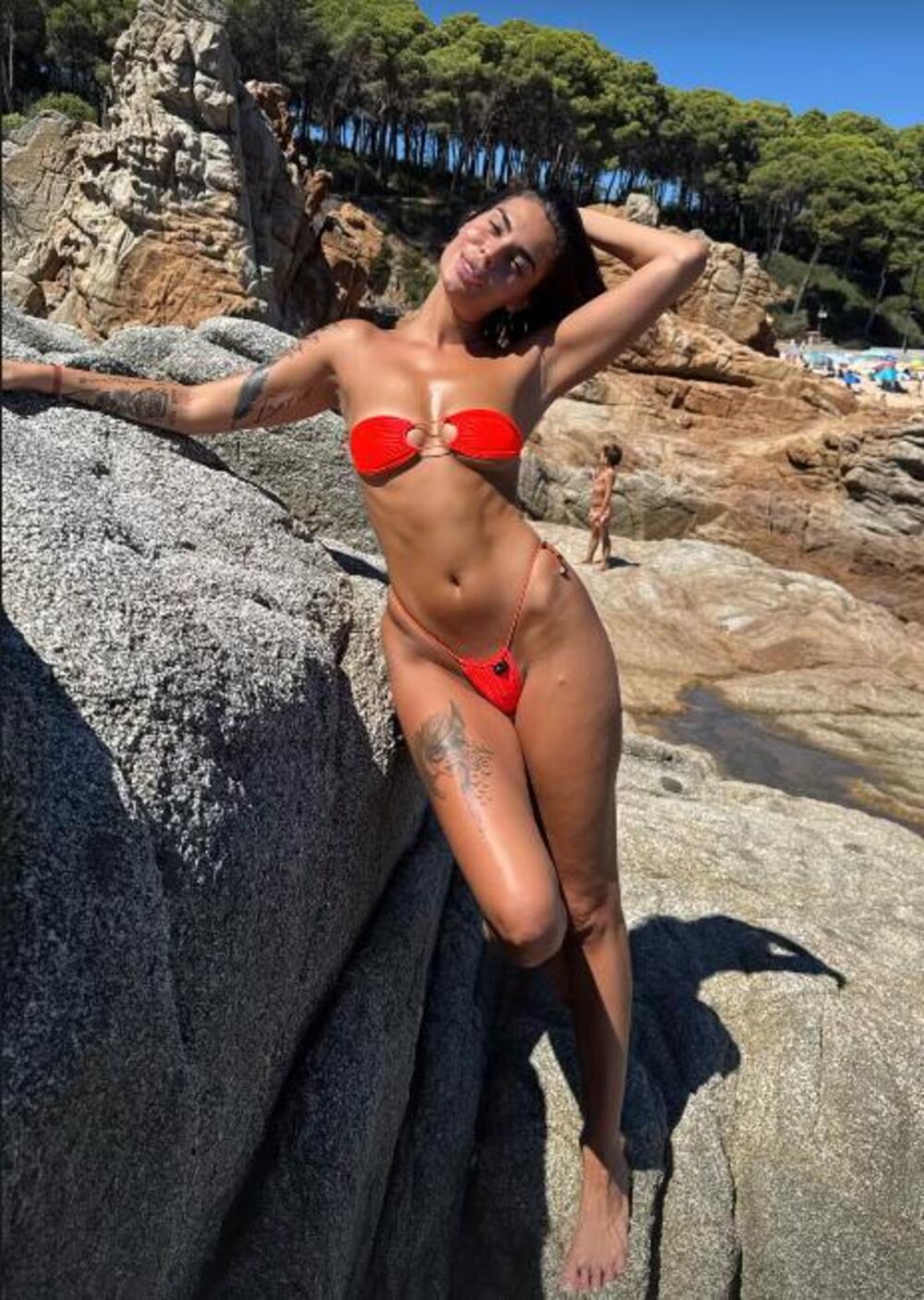 OVAKO, LJUDI, IZGLEDA ATOMSKA MINA: Mikro bikini jedva sakrio INTIMU, a kad je pokazala pozadinu nastao je potres