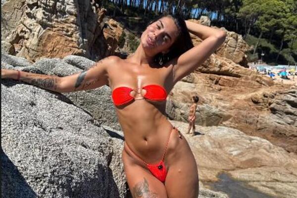 OVAKO, LJUDI, IZGLEDA ATOMSKA MINA: Mikro bikini jedva sakrio INTIMU, a kad je pokazala pozadinu nastao je potres
