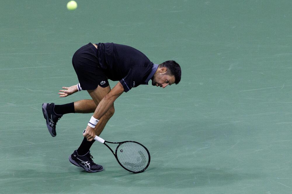 "CELO TELO MI SE URUŠILO, MRZEO SAM SVAKI SEKUND NA TERENU": Novaku tenis postao mučenje, povraćao, masirali ga...