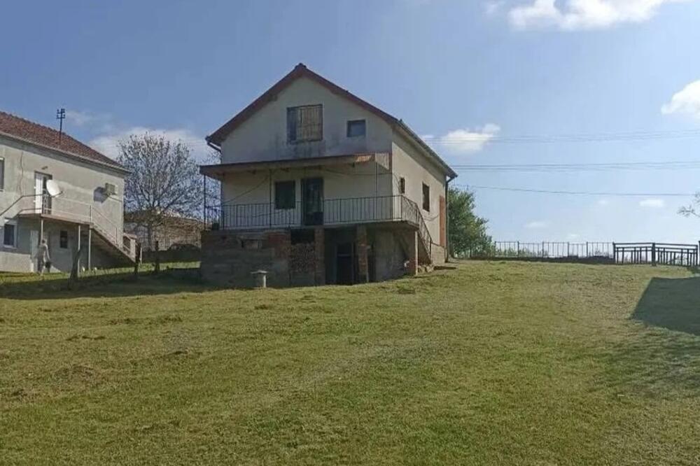 Prodaje se kuća na Fruškoj gori za 27.000 evra! Ima 71 kvadrat i ogroman plac, dvorište, baštu, idealna za porodice