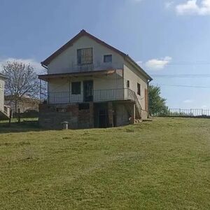 Prodaje se kuća na Fruškoj gori za 27.000 evra! Ima 71 kvadrat i ogroman plac, dvorište, baštu, idealna za porodice