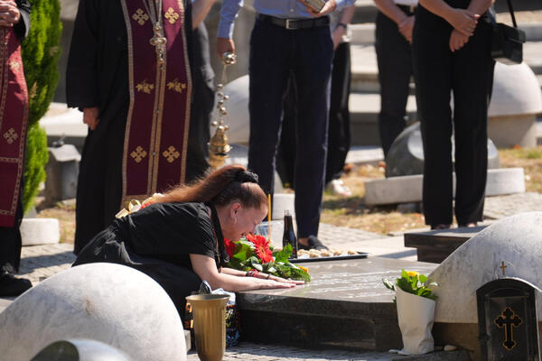 MALA CANA KUKA I ZAPOMAŽE NA ADRIJINOM GROBU! Otišla na svoj 47. rođendan, ispunila mu poseldnju želju (FOTO)
