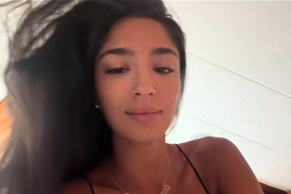ISPLIVAO SADRŽAJ IZ SPAVAĆE SOBE: Đina Džinović raširila noge, tu je izazovna ČIPKA... (FOTO)