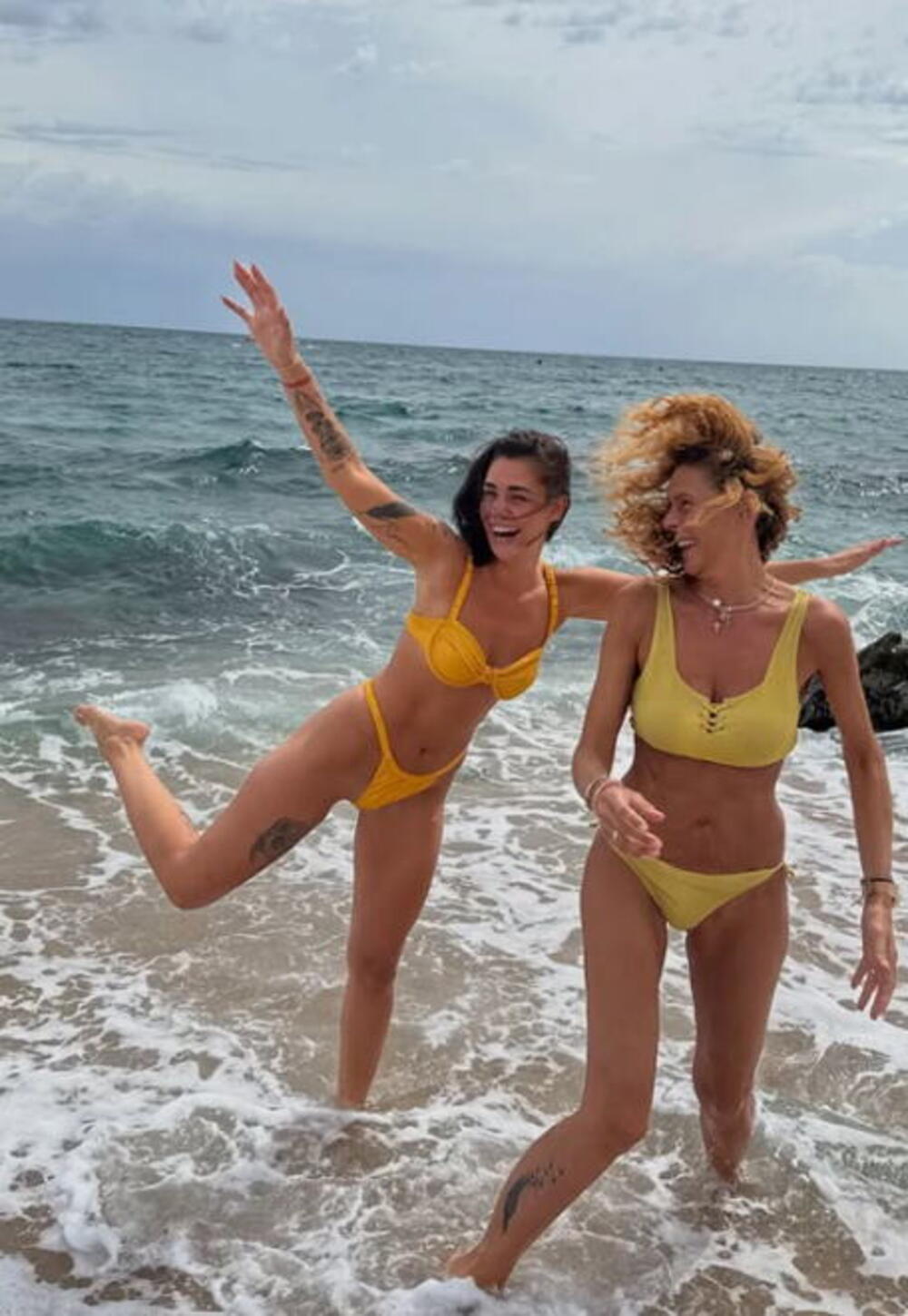SIRENA SE NASUKALA NA PLAŽI U ŠPANIJI! Kupači ostali bez daha, OBLINE jedva smestila u bikini!