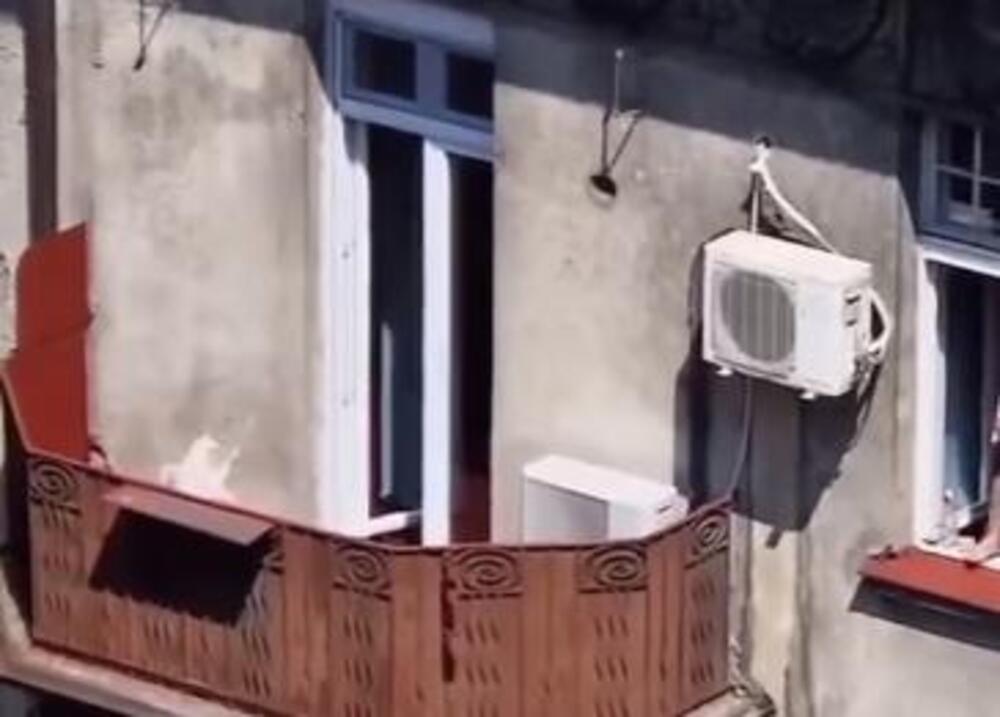 BEOGRAĐANKA USNIMLJENA U EGZIBICIJAMA NA PROZORU: Nije ni slutila da je neko posmatra (VIDEO)