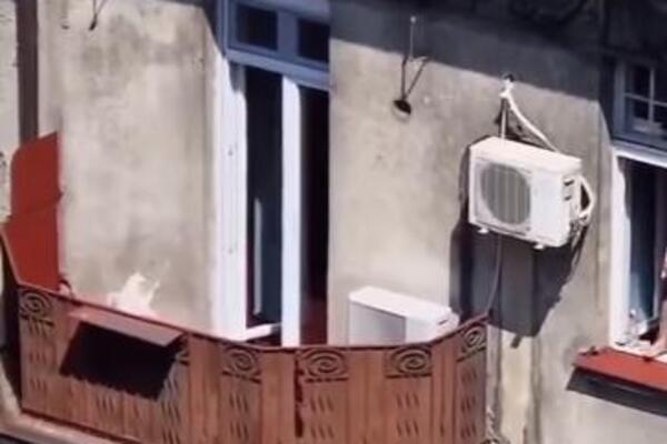 BEOGRAĐANKA USNIMLJENA U EGZIBICIJAMA NA PROZORU: Nije ni slutila da neko posmatra šta radi... (VIDEO)