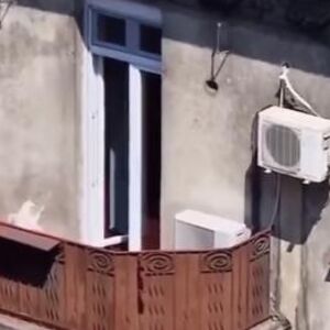 BEOGRAĐANKA USNIMLJENA U EGZIBICIJAMA NA PROZORU: Nije ni slutila da neko posmatra šta radi... (VIDEO)