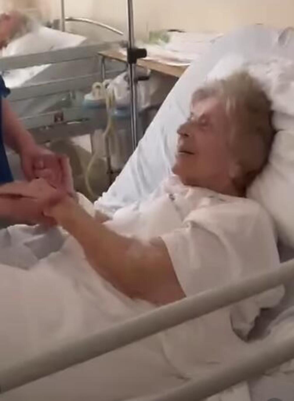 Jedna od najstarijih domaćih pevačica završila u bolnici!