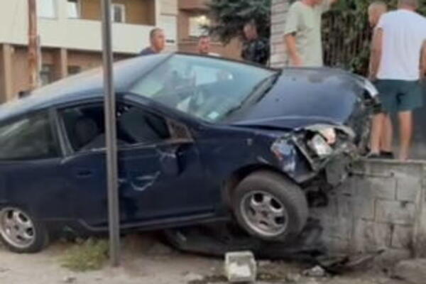 Automobil uleteo na autobusko stajalište, ima povređenih! Strašan prizor na licu mesta, užas u Borči (VIDEO)