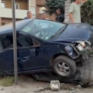 Automobil uleteo na autobusko stajalište, ima povređenih! Strašan prizor na licu mesta, užas u Borči (VIDEO)