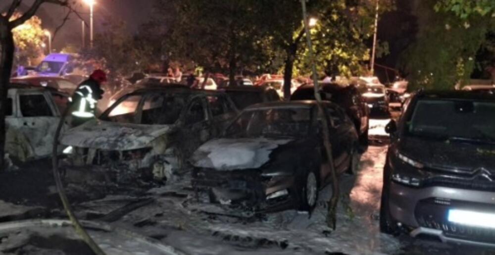 POGLEDAJTE KAKO JE JUČE GORELO 10 AUTOMOBILA NA NOVOM BEOGRADU! Piroman išao redom sa benzinom i palio kao LUD
