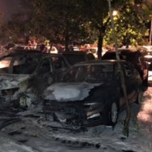 POGLEDAJTE KAKO JE JUČE GORELO 10 AUTOMOBILA NA NOVOM BEOGRADU! Piroman išao redom i palio automobile kao LUD!
