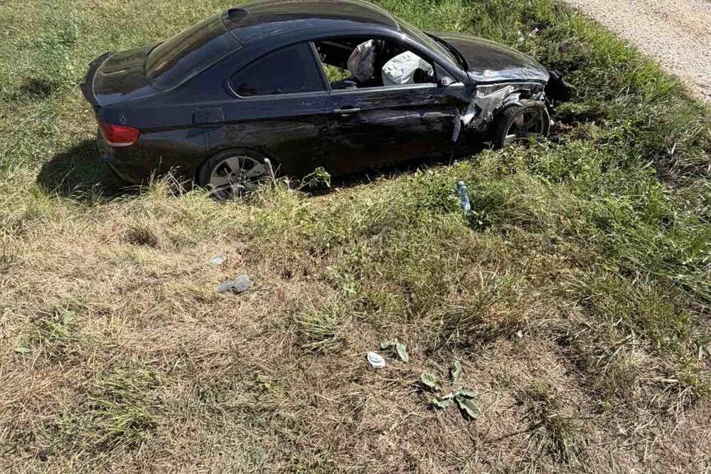 Stravična nesreća u Lučanima, ima povređenih! BMW završio van puta nakon teškog sudara (FOTO)