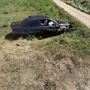 Stravična nesreća u Lučanima, ima povređenih! BMW završio van puta nakon teškog sudara (FOTO)