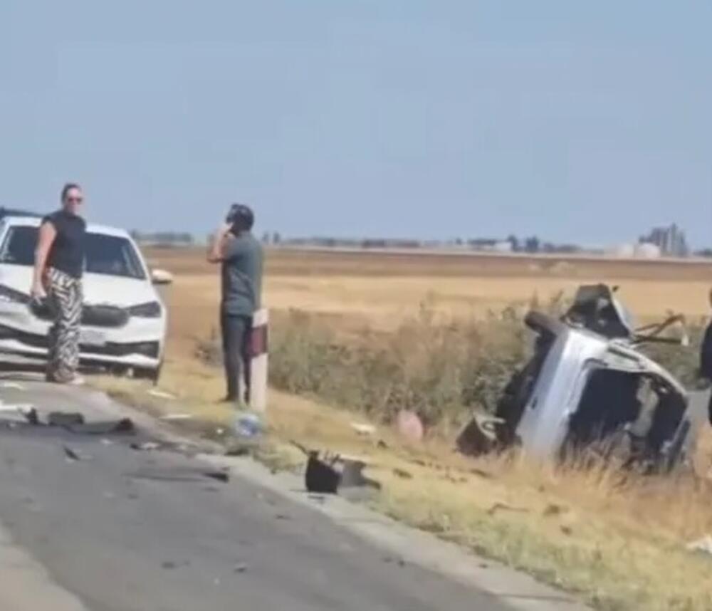 NOVI HOROR U SRBIJI! Kamion i auto prevrnuti leže u njivi, delovi vozila rasuti po putu, TEŠKA NESREĆA (VIDEO)