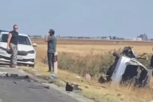 NOVI HOROR U SRBIJI! Kamion i auto prevrnuti leže u njivi, delovi vozila rasuti po putu, TEŠKA NESREĆA (VIDEO)