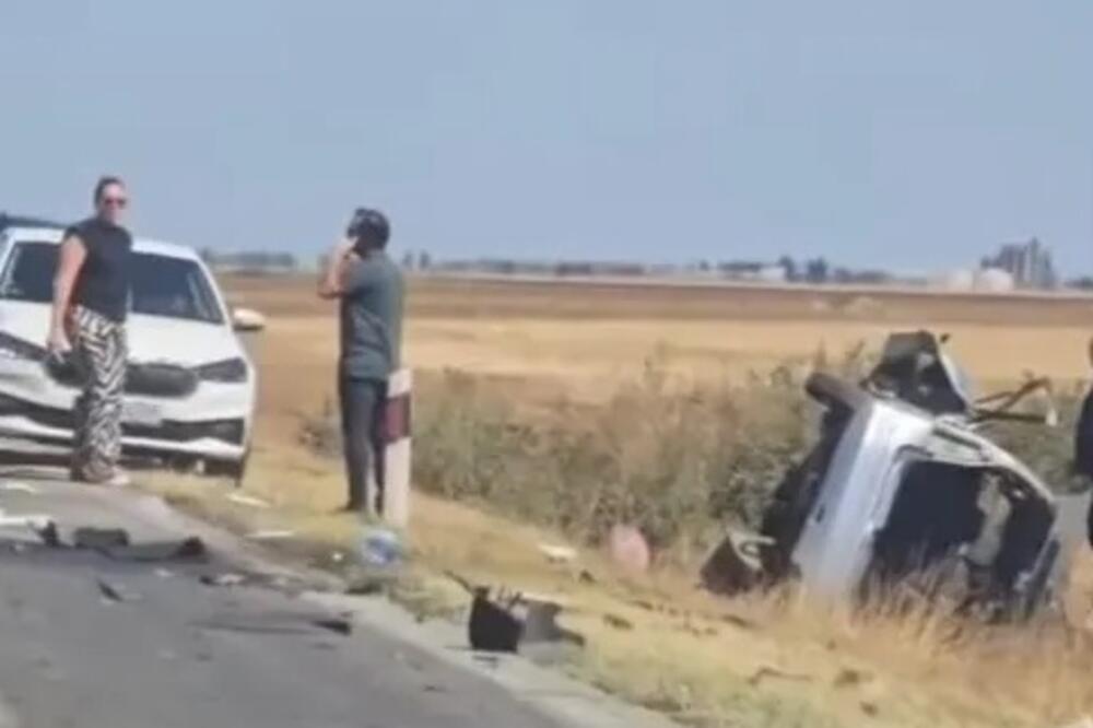 NOVI HOROR U SRBIJI! Kamion i auto prevrnuti leže u njivi, delovi vozila rasuti po putu, TEŠKA NESREĆA (VIDEO)
