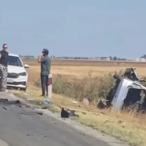 NOVI HOROR U SRBIJI! Kamion i auto prevrnuti leže u njivi, delovi vozila rasuti po putu, TEŠKA NESREĆA (VIDEO)