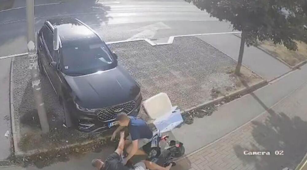 UMALO DA GA UBIJE NA TROTOARU! Električnim skuterom izgubio kontrolu i zakucao se u čoveka u Inđiji (VIDEO)