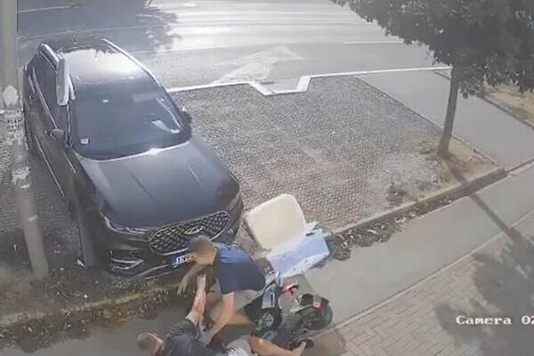 UMALO DA GA UBIJE NA TROTOARU! Električnim skuterom izgubio kontrolu i zakucao se u čoveka u Inđiji (VIDEO)