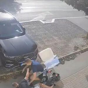 UMALO DA GA UBIJE NA TROTOARU! Električnim skuterom izgubio kontrolu i zakucao se u čoveka u Inđiji (VIDEO)