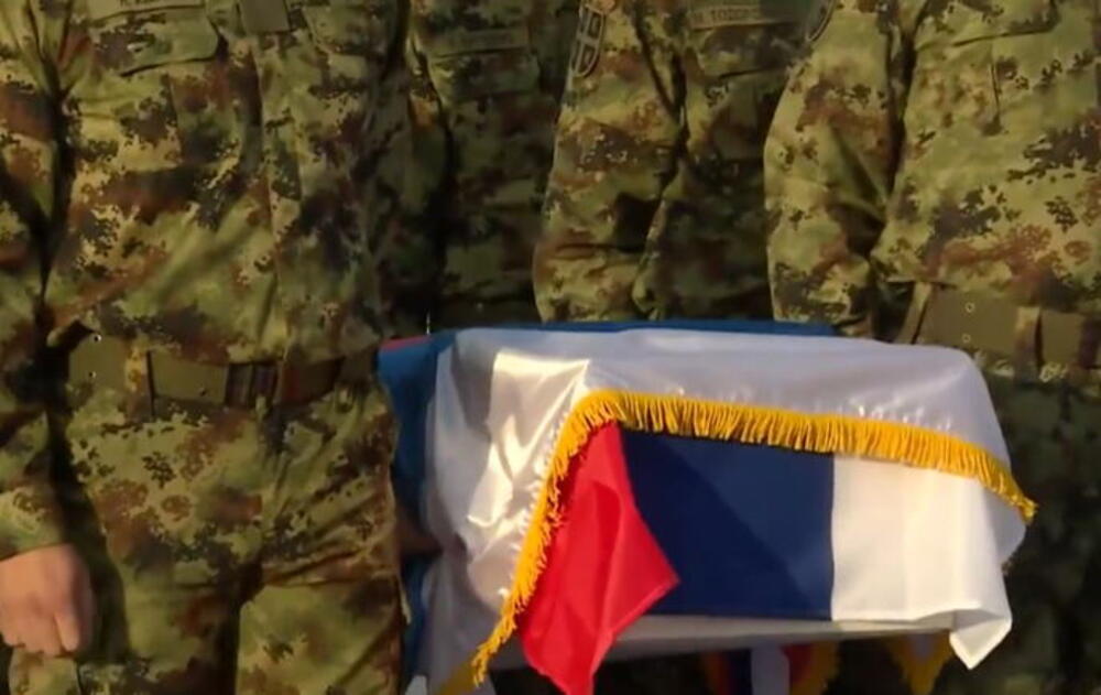 Kovčeg prekriven zastavom Srbije, sin i unuka u crnini: Na aerodromu pripadnici Vojske Srbije (VIDEO)