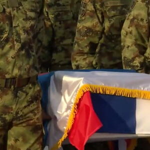 Kovčeg prekriven zastavom Srbije, sin i unuka u crnini: Na aerodromu pripadnici Vojske Srbije (VIDEO)