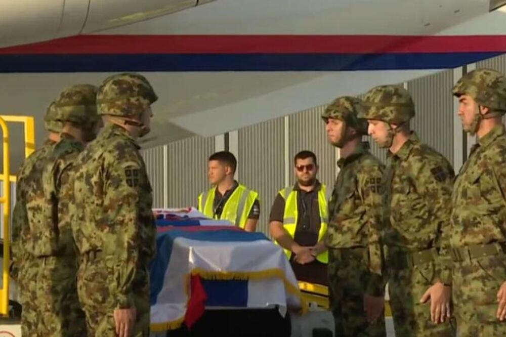 Kovčeg prekriven zastavom Srbije i RS, sin i unuka u crnini: Let aviona sa telom Mladića bio najpraćeniji na svetu