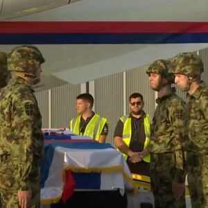 Kovčeg prekriven zastavom Srbije i RS, sin i unuka u crnini: Let aviona sa telom Mladića bio najpraćeniji na svetu