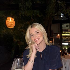ATRAKTIVNA PLAVUŠICA MAMI POGLEDE, A MALO KO ZNA ČIJE JE ĆERKA! Isplivala prava istina o POREKLU LEPE VODITELJKE!