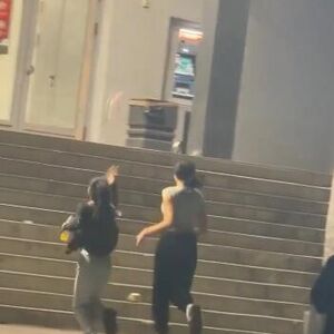 UŽASAVAJUĆI SNIMAK ZGROZIO BEOGRAĐANE! Sramotno ponašanje dve devojke ispred prodavnice razbesnelo naciju (VIDEO)