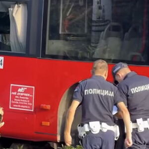 Autobus se zakucao u drvo u Nišu! Vozaču pozlilo, pa sleteo sa puta - ima povređenih (VIDEO)