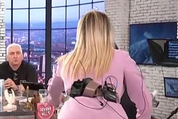 JOVANI JEREMIĆ ISPALE TANGE, muk u emisiji uživo! Nagnula se u PREKRATKOM MINIĆU, nacija u šoku od prizora! (FOTO)