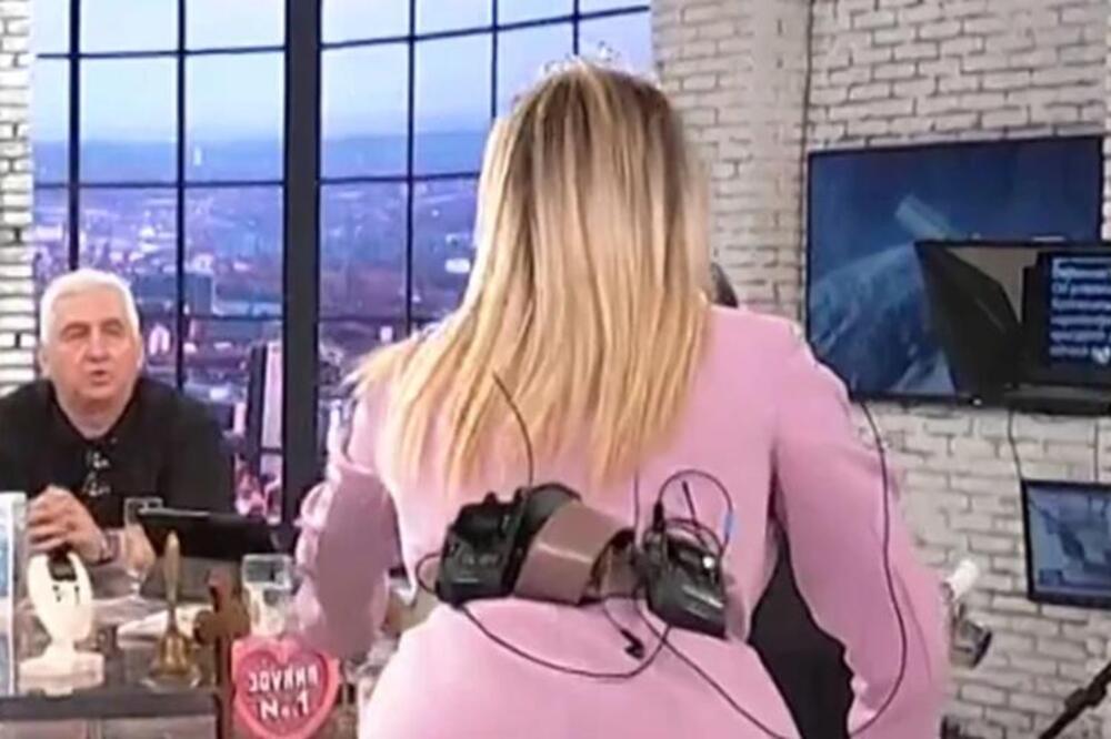 JOVANI JEREMIĆ ISPALE TANGE, muk u emisiji uživo! Nagnula se u PREKRATKOM MINIĆU, nacija u šoku od prizora! (FOTO)