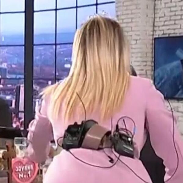 JOVANI JEREMIĆ ISPALE TANGE, muk u emisiji uživo! Nagnula se u PREKRATKOM MINIĆU, nacija u šoku od prizora! (FOTO)