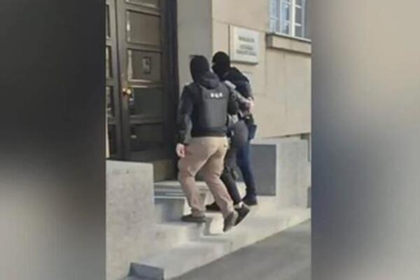 PUCAO NA SPECIJALCE DOK SE KRIO IZA DETETA! Filmsko hapšenje u Šapcu, pao begunac sa međunarodne poternice