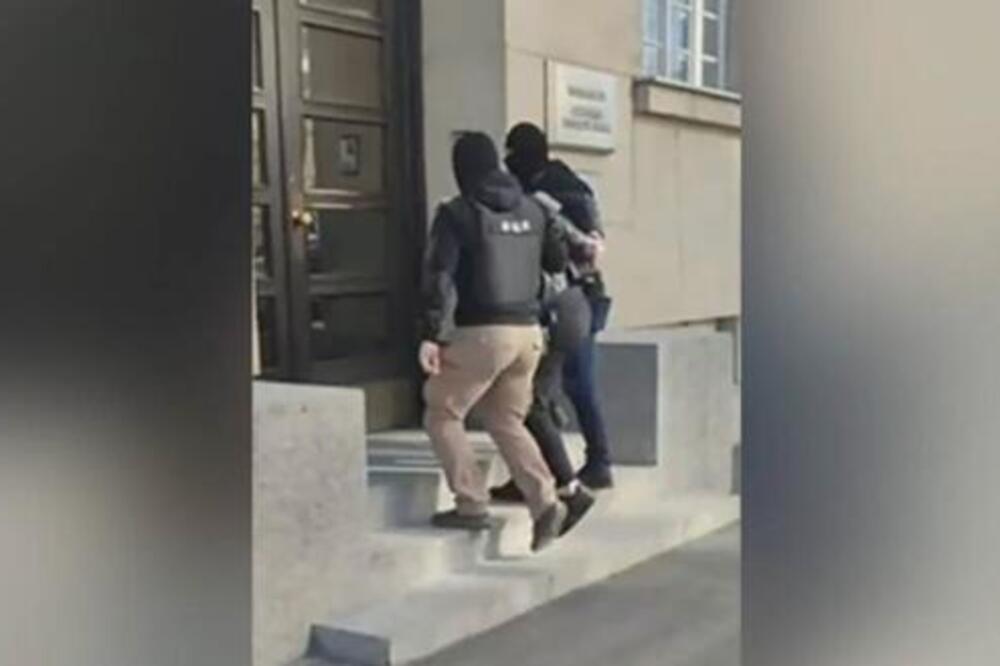 PUCAO NA SPECIJALCE DOK SE KRIO IZA DETETA! Filmsko hapšenje u Šapcu, pao begunac sa međunarodne poternice
