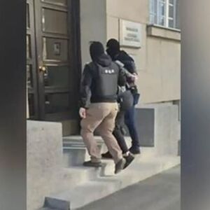 PUCAO NA SPECIJALCE DOK SE KRIO IZA DETETA! Filmsko hapšenje u Šapcu, pao begunac sa međunarodne poternice