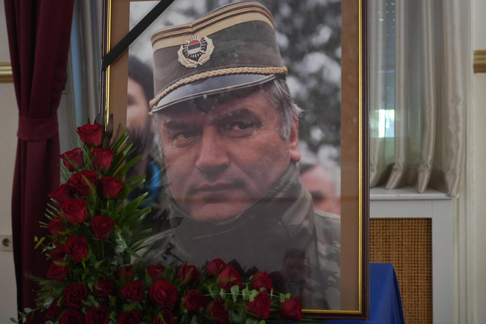 GRAĐANI SE OPROŠTAJU OD GENERALA MLADIĆA! Veliki broj ljudi stigao u Dom Vojske na komemoraciju