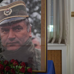GRAĐANI SE OPROŠTAJU OD GENERALA MLADIĆA! Veliki broj ljudi stigao u Dom Vojske na komemoraciju