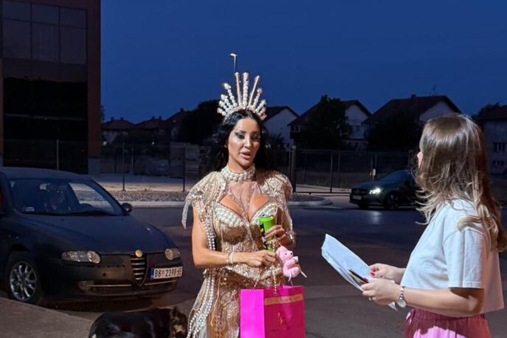 KRUNA VEĆA OD GLAVE! Da li je prepoznajete posle silnih PLASTIČNIH OPERACIJA? Prva stigla u Šimanovce
