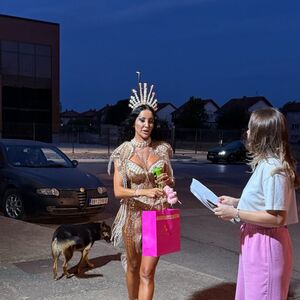 KRUNA VEĆA OD GLAVE! Da li je prepoznajete posle silnih PLASTIČNIH OPERACIJA? Prva stigla u Šimanovce i šokirala