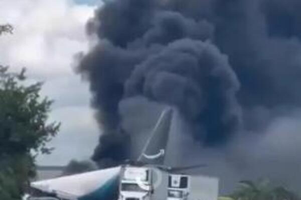 DRAMATIČAN SNIMAK! Boeing izleteo sa piste, evo gde je završio! Iz olupine kulja gust dim