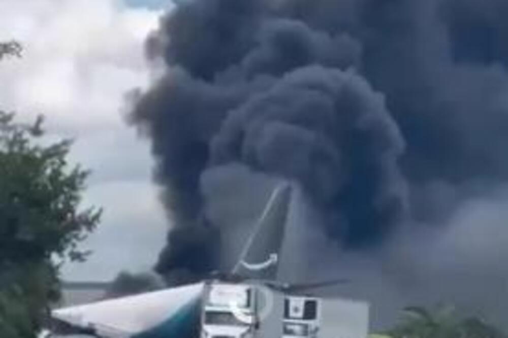 DRAMATIČAN SNIMAK! Boeing izleteo sa piste, evo gde je završio! Iz olupine kulja gust dim