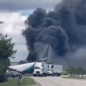 DRAMATIČAN SNIMAK! Boeing izleteo sa piste, evo gde je završio! Gust dim prekrio nebo