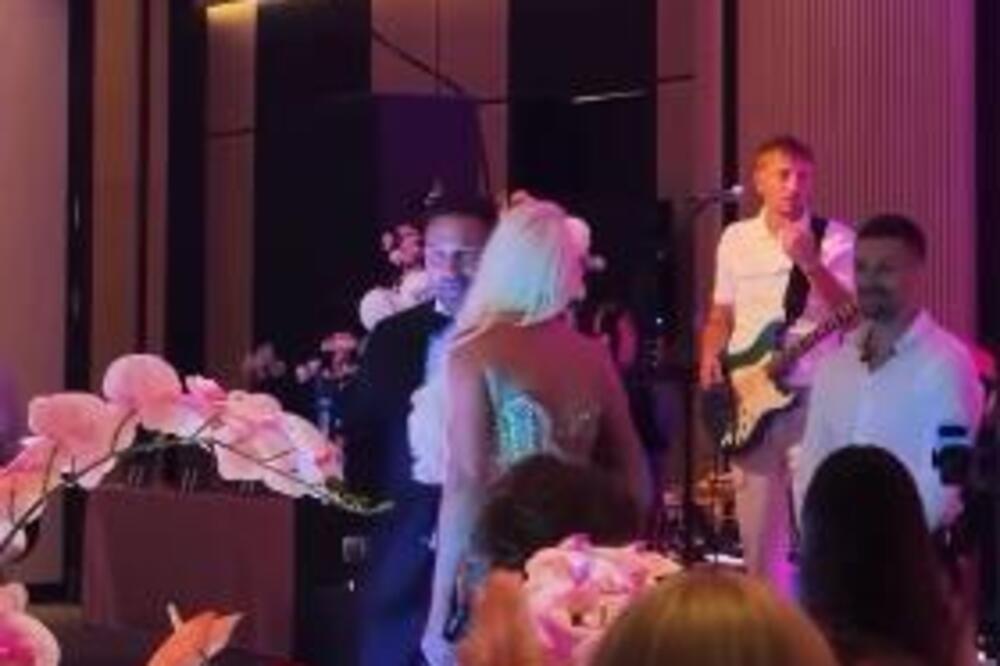 PAO JAVNI POLJUBAC KARLEUŠE I TOŠIĆA! Hitno prekinuta muzika, ona nije mogla da sakrije EMOCIJE
